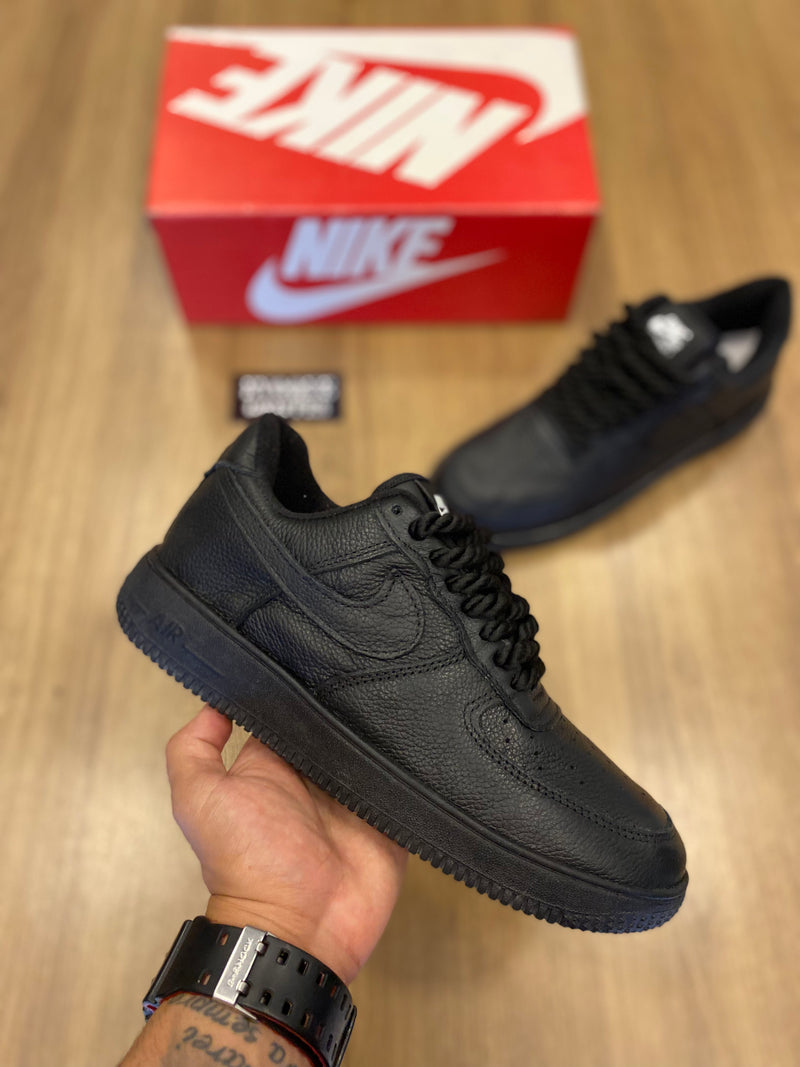 Air Force 1 Preto Classic Couro (cardaço de corda)