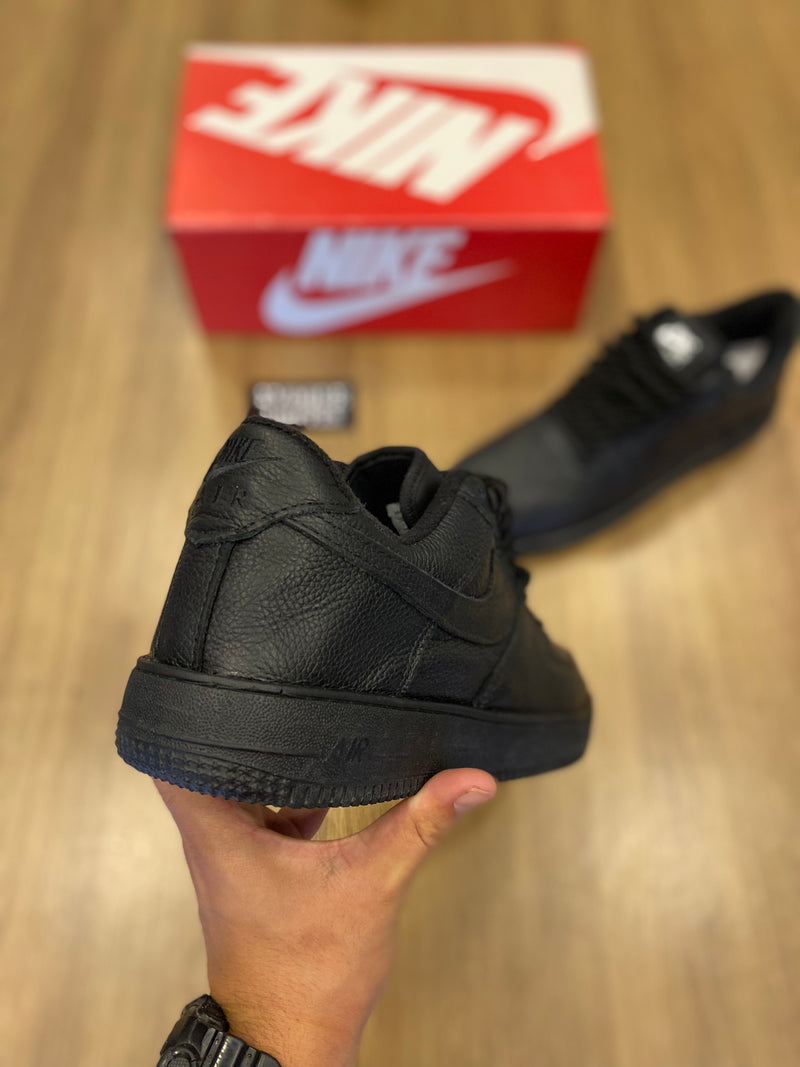 Air Force 1 Preto Classic Couro (cardaço de corda)